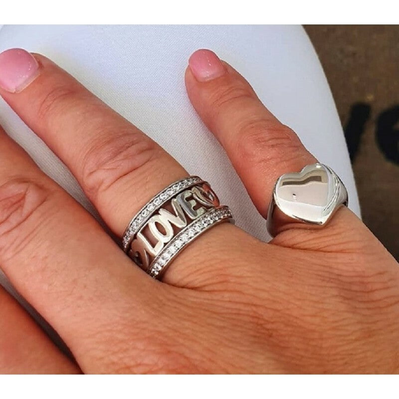 Dettaglio nome personalizzato su anello argento 925