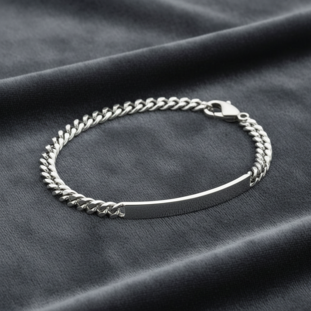Bracciale unisex in argento 925 maglia grumetta con piastra centrale incisibile su velluto grigio antracite a onde.