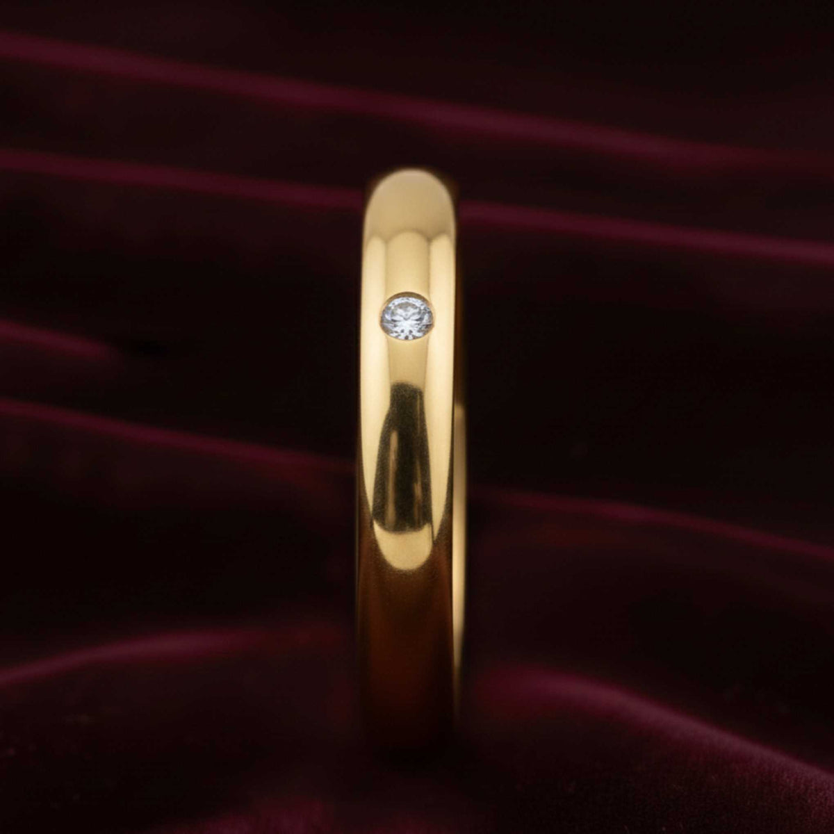 Dettaglio diamante incastonato 0.03ct G-VS su fede in oro 18kt.