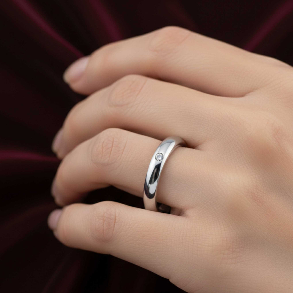 Dettaglio diamante incastonato 0.03ct G-VS su fede in oro 18kt.
