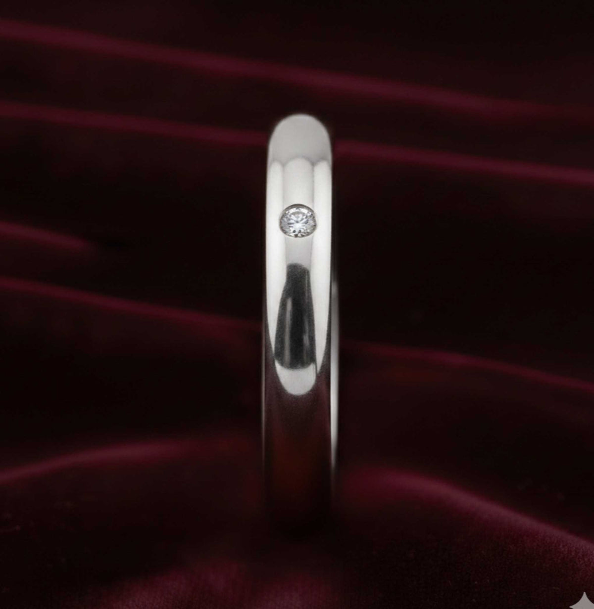 Dettaglio diamante incastonato 0.03ct G-VS su fede in oro 18kt.