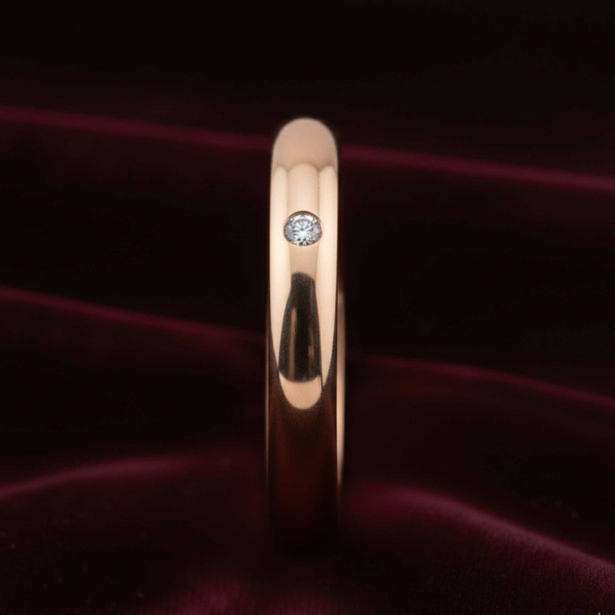 Dettaglio diamante incastonato 0.03ct G-VS su fede in oro 18kt.