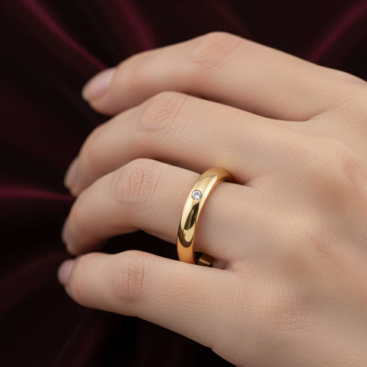 Dettaglio diamante incastonato 0.03ct G-VS su fede in oro 18kt.