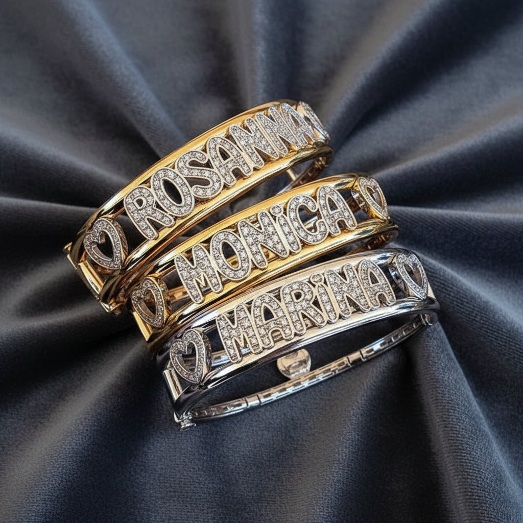 Varianti di colore manetta rigida ArtMID: argento rodiato, oro giallo e oro rosa con scritte in zirconi.