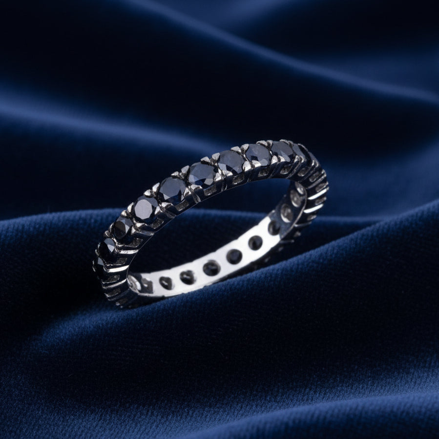 Anello eternity a griffe in oro bianco 18kt con diamanti neri 1,10ct Art MID Gioielli.