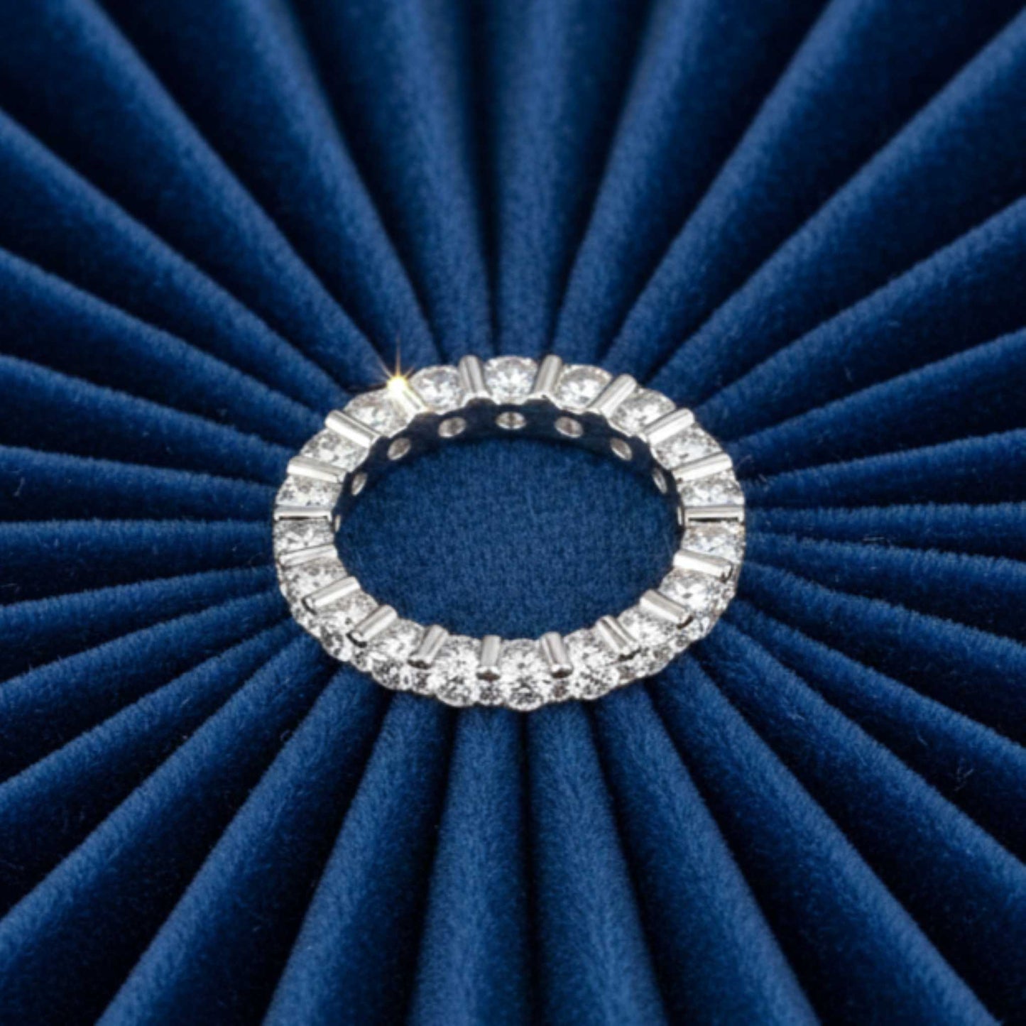 Anello Eternity in oro bianco 18kt con 1.60 carati di diamanti lab-grown HPHT su velluto blu.