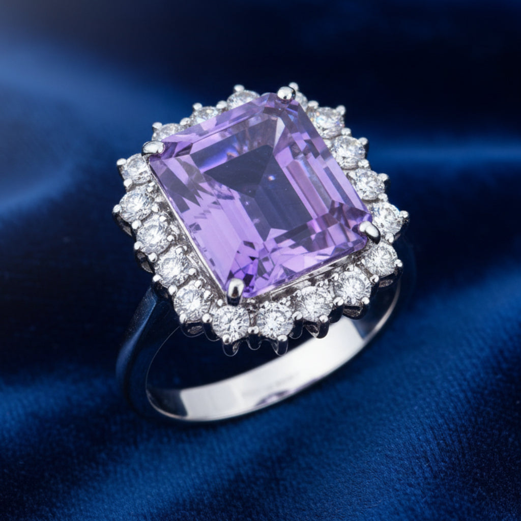 Anello modello Lady Diana in oro bianco 18kt con ametista rettangolare centrale e contorno di diamanti naturali ArtMID Gioielli