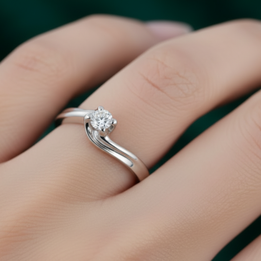 Anello solitario modello Valentino in oro bianco 18kt con diamante naturale taglio brillante ArtMID Gioielli