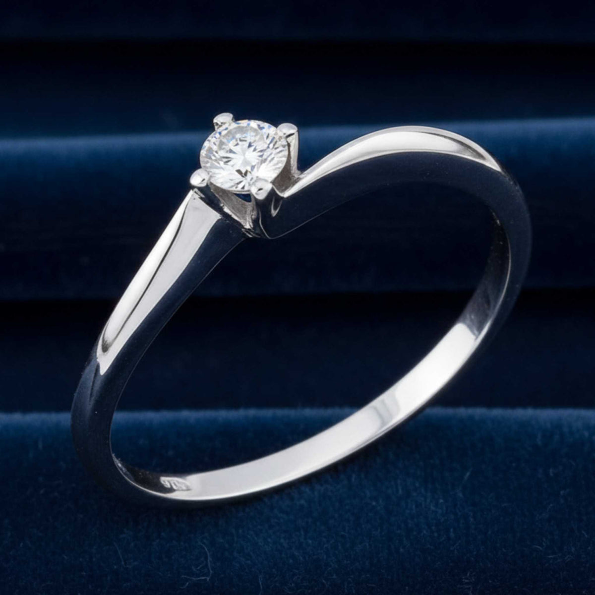 Inquadratura verticale dell'anello Valentino che mostra l'intero gambo in oro bianco e il castone con diamante.