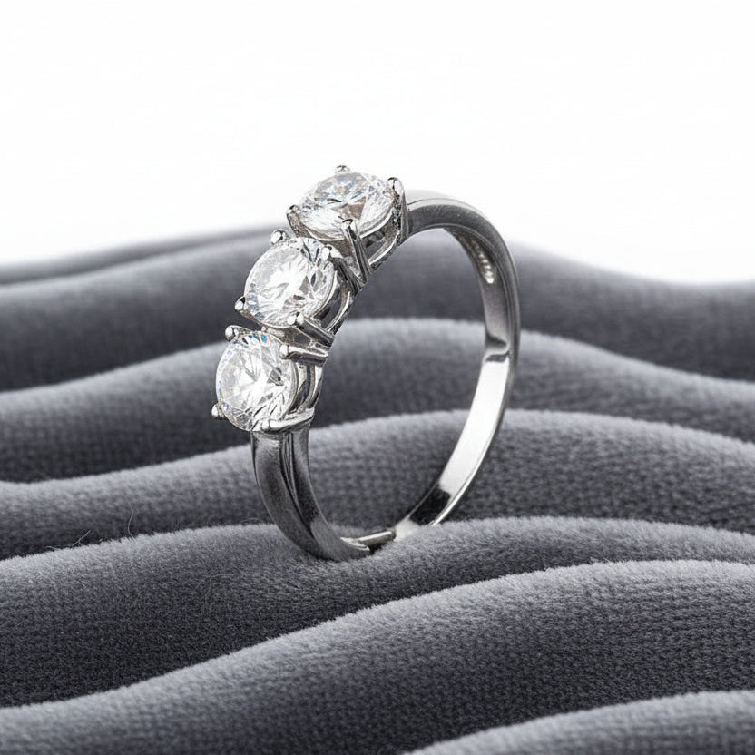 Anello trilogy in argento 925 con tre zirconi bianchi taglio brillante, fatto a mano.