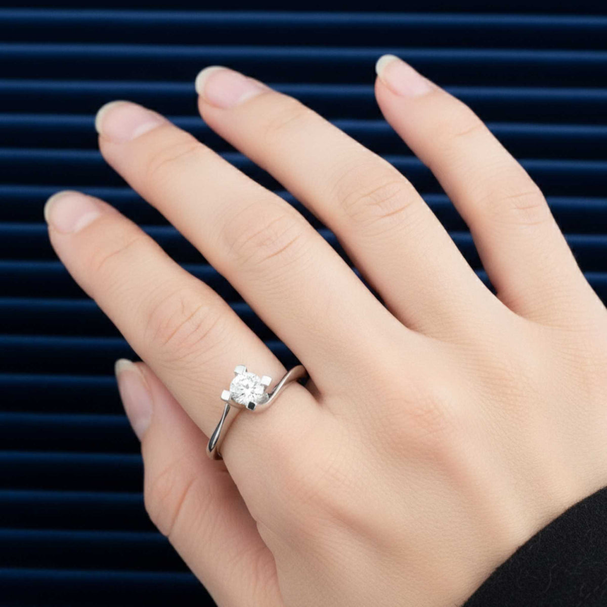 Elegante anello solitario Valentino da 0.35 carati indossato, gioiello artigianale italiano di alta qualità.