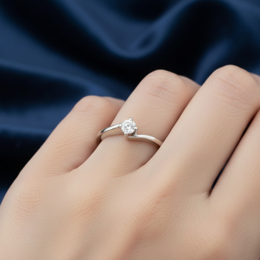 Dettaglio dell'anello solitario Valentino da 0.20 carati indossato, eleganza classica ArtMID Gioielli.