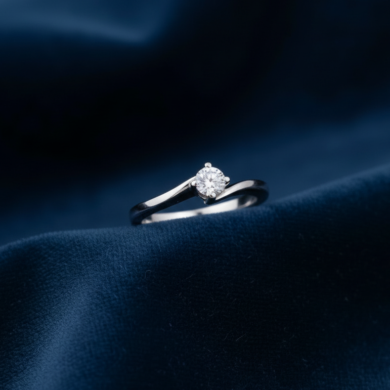 Dettaglio dell'anello solitario Valentino da 0.20 carati indossato, eleganza classica ArtMID Gioielli.