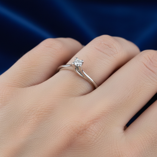 Anello Solitario "Valentino" in Oro Bianco 18kt con Diamante 0.10 ct
