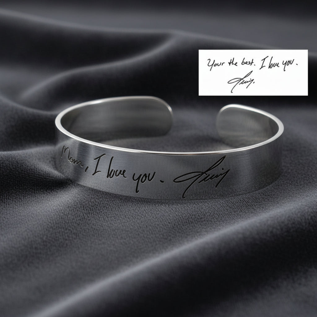 Bracciale a fascia larga in argento 925 personalizzato con nomi famiglia su velluto grigio antracite a onde.