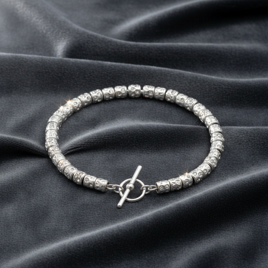Bracciale in argento 925 rodiato con pepite mobili stile Dodo su velluto grigio antracite con effetto onda.