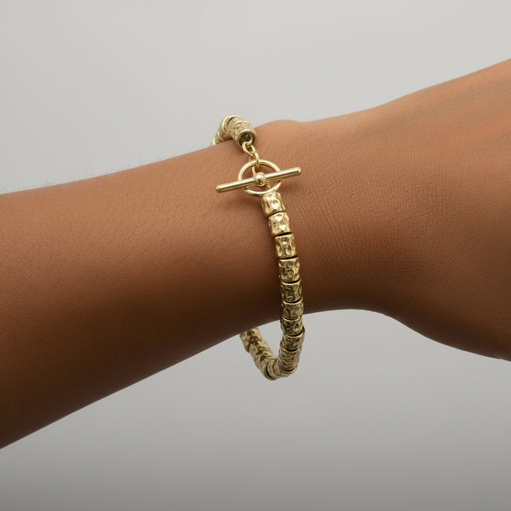 Bracciale portafortuna con granelli dorati ArtMID indossato al polso.