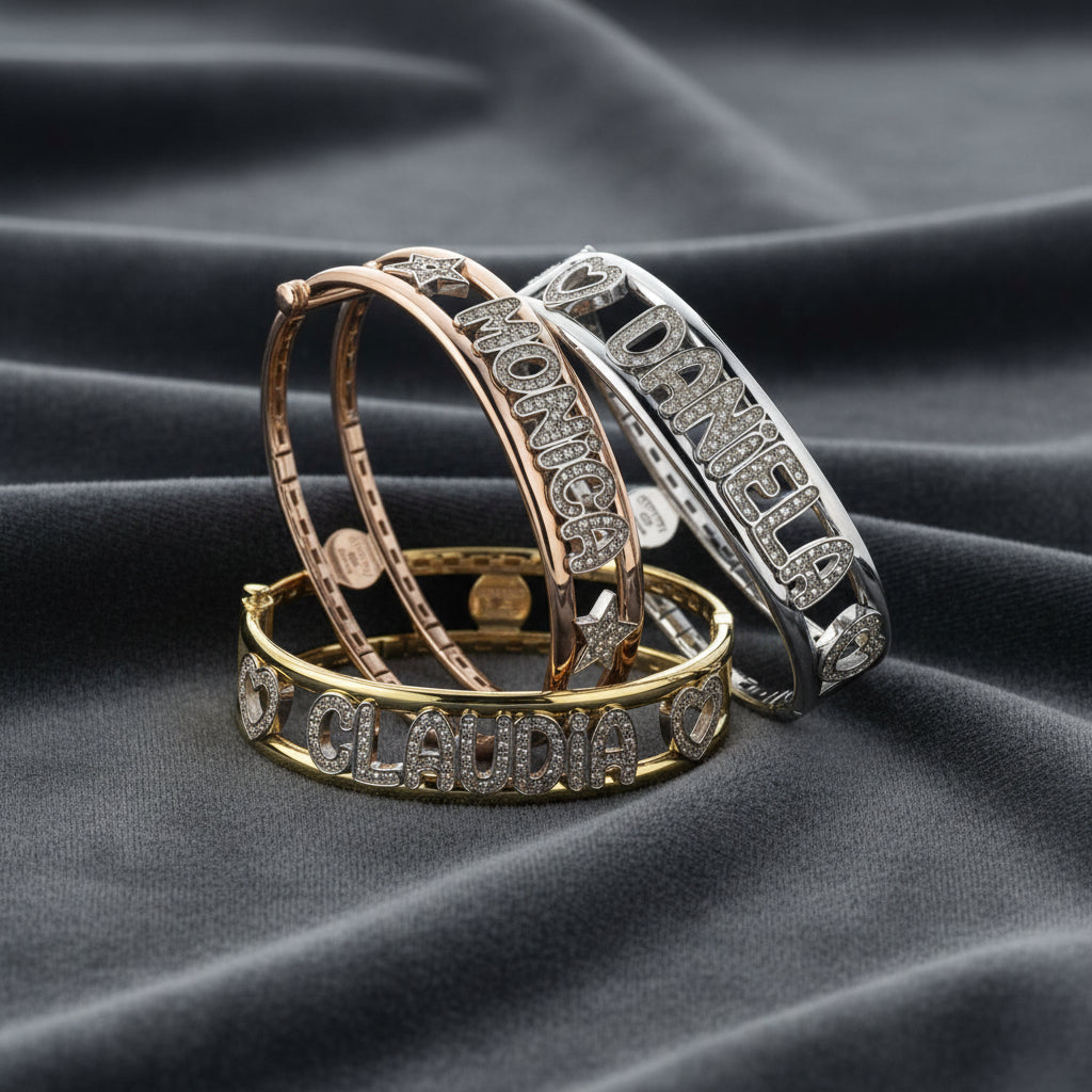 Bracciale a manetta rigida in argento 925 con nome personalizzato in zirconi su velluto grigio antracite a onde.