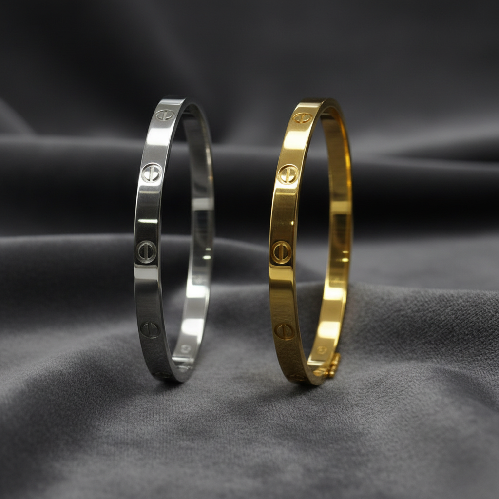 Bracciale rigido modello Love in argento 925 con viti su sfondo velluto grigio antracite effetto onda.