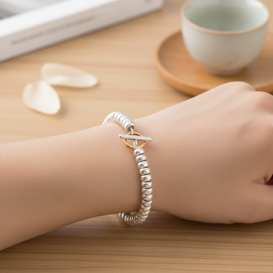 Dettaglio della chiusura a T e delle rondelle artigianali del bracciale in argento rodiato ArtMID.