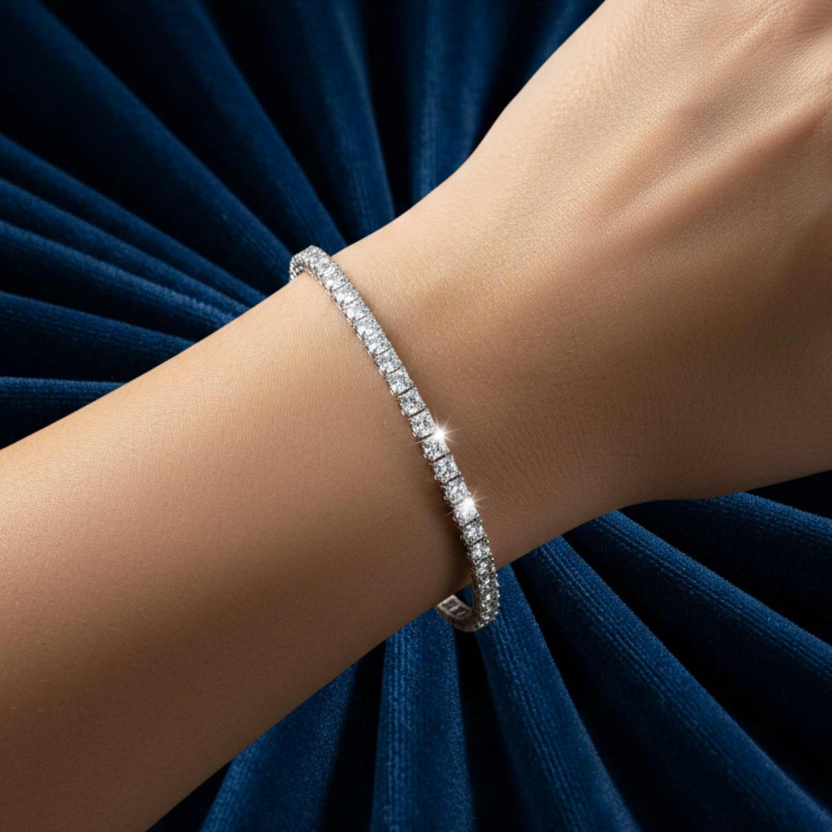 Bracciale tennis in oro bianco e diamanti di laboratorio indossato al polso.