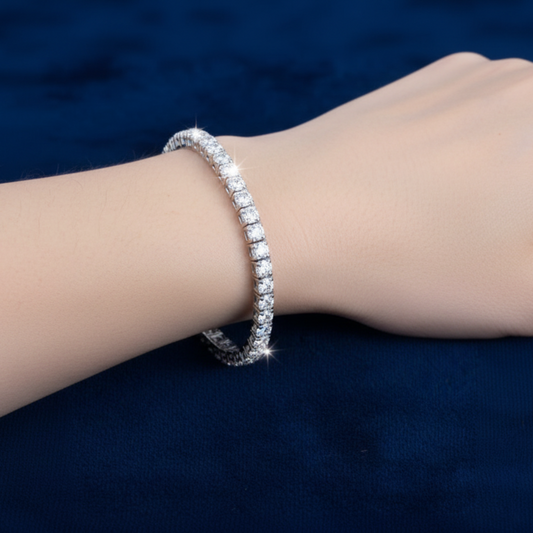 con 2.20 carati di diamanti Lab-Grown su velluto blu radiale