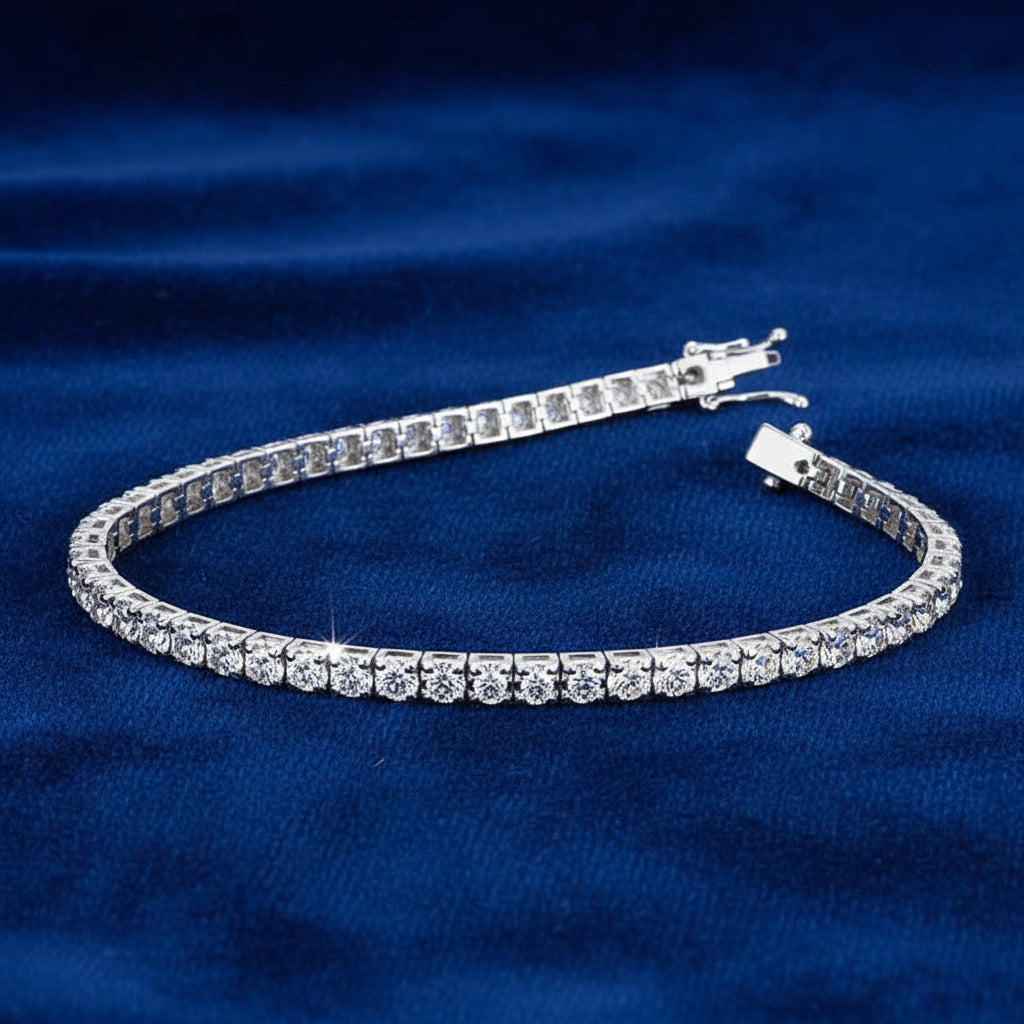 Bracciale tennis modello piramide Art MiD in oro bianco 18kt e diamanti bianchi su velluto blu a onde.