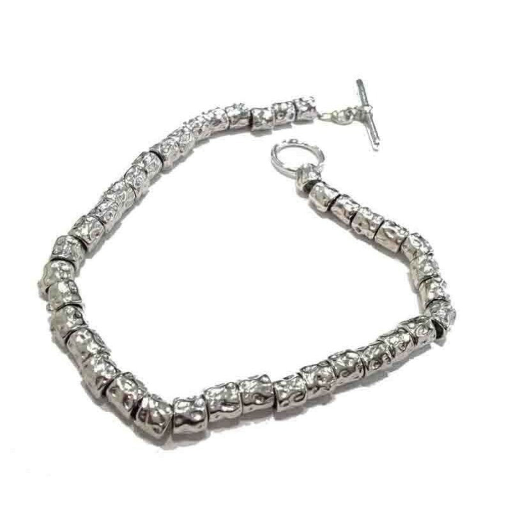 Primo piano delle pepite in argento 925 del bracciale unisex ArtMID, finitura lucida.