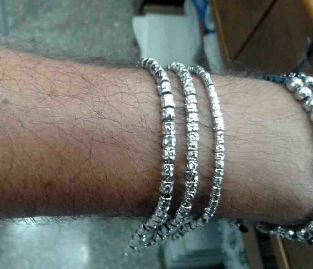Primo piano delle pepite in argento 925 del bracciale unisex ArtMID, finitura lucida.