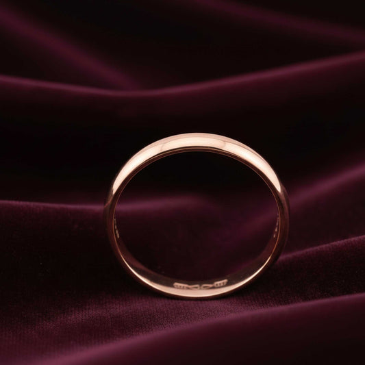 Fede nuziale in oro bianco 18kt 750 Art MiD gioielli, spessore 1.3mm su velluto elegante.