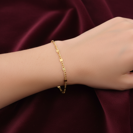 Particolare dei lingottini in oro 750 su velluto bordeaux con effetto onda.