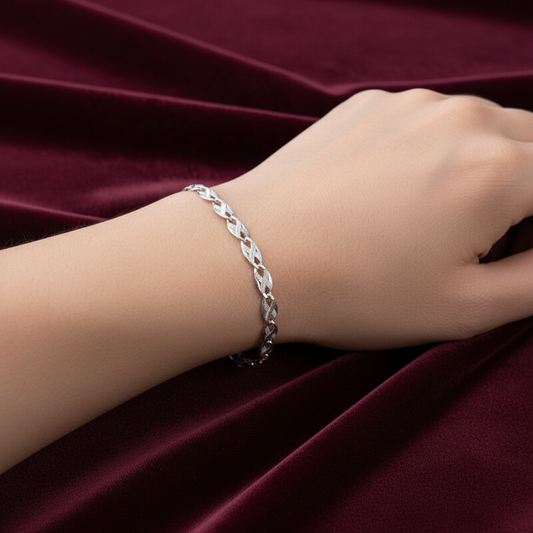 Dettaglio lavorazione riportini su bracciale in oro bianco 750 peso 2,70g su astuccio effetto onda.