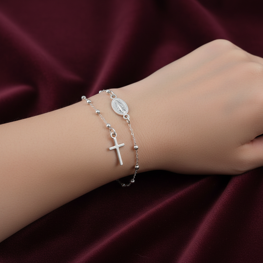 Dettaglio lavorazione lucida bracciale rosario in oro 750 peso 1,90g su astuccio effetto onda.