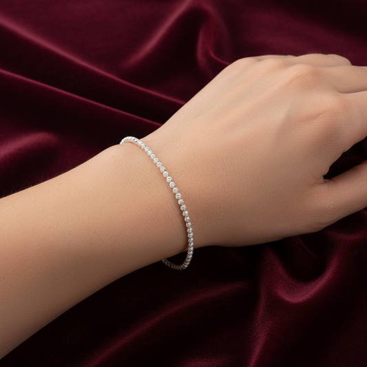 Dettaglio design a sfere 0,15 mm del bracciale in oro bianco 750 peso 2,20g su astuccio effetto onda.