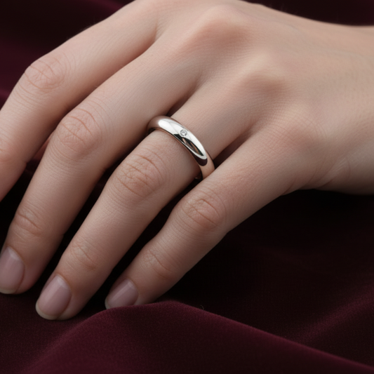 Dettaglio punto luce diamante naturale 0.05 carati su fede in oro bianco 18 carati ArtMID.