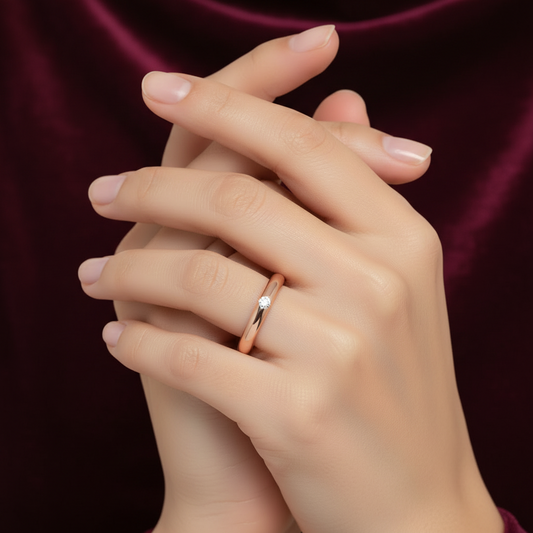 Dettaglio incastonatura diamante su fede classica oro rosa 18 carati produzione ArtMID.