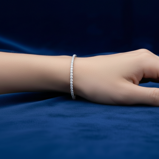 Dettaglio ravvicinato della purezza e del riflesso dei diamanti HPHT nel bracciale tennis Art MiD.