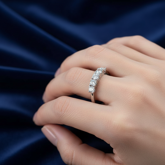 Dettaglio dei 5 diamanti su anello in oro bianco 750 peso 2,80g su astuccio effetto onda.