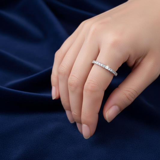 Dettaglio incastonatura diamanti su anello eternity in oro bianco 750 peso 1,60g su astuccio effetto onda.