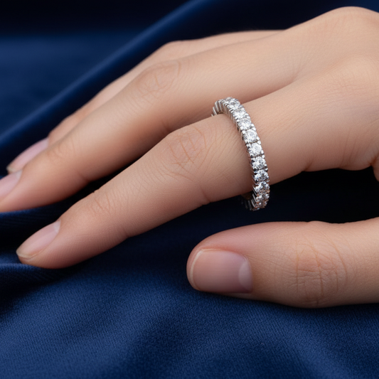 Dettaglio montatura a griffe su eternity in oro bianco 750 peso 2,70g su astuccio effetto onda.