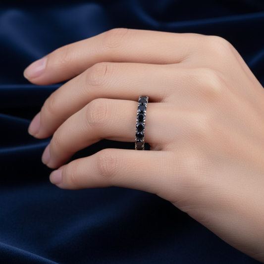 Dettaglio montatura a griffe su eternity in oro bianco 750 peso 3,00g su astuccio effetto onda.