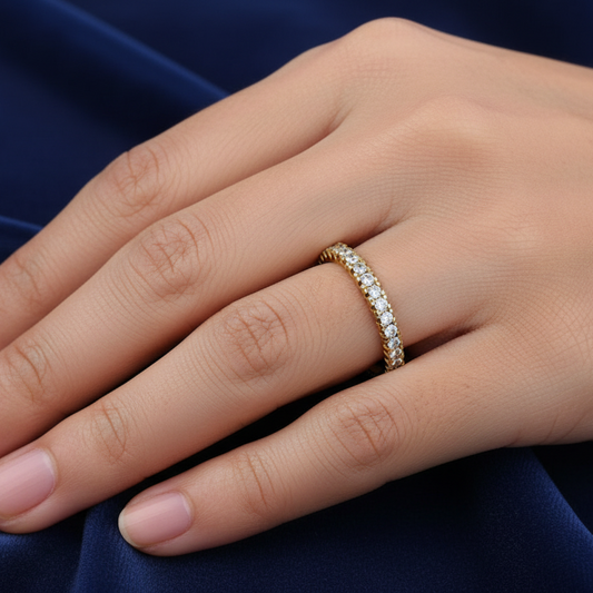 Dettaglio incastonatura diamanti su anello eternity in oro giallo 750 peso 1,60g su astuccio effetto onda.