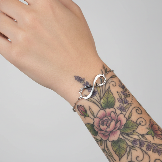 Dettaglio del simbolo infinito inciso con nomi su bracciale in argento 925 ArtMID.