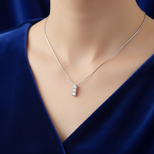 Dettaglio ravvicinato della montatura e dei tre diamanti naturali della collana Trilogy Art MiD.