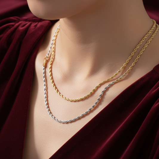 Dettaglio lavorazione a corda del girocollo in oro 750 peso 2,00g su astuccio effetto onda.