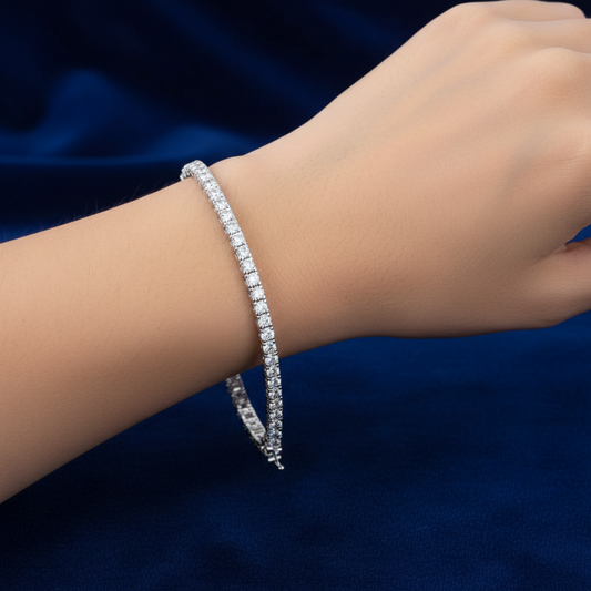 Dettaglio ravvicinato della montatura a piramide in oro bianco 18kt che esalta i diamanti del bracciale tennis.