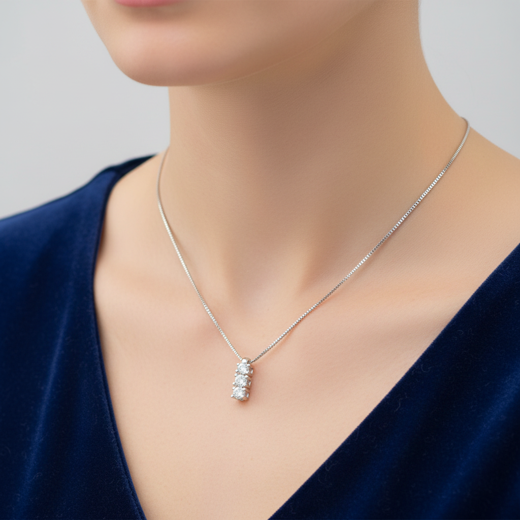 Dettaglio ravvicinato dei tre diamanti naturali incastonati nella collana Trilogy Art MiD.