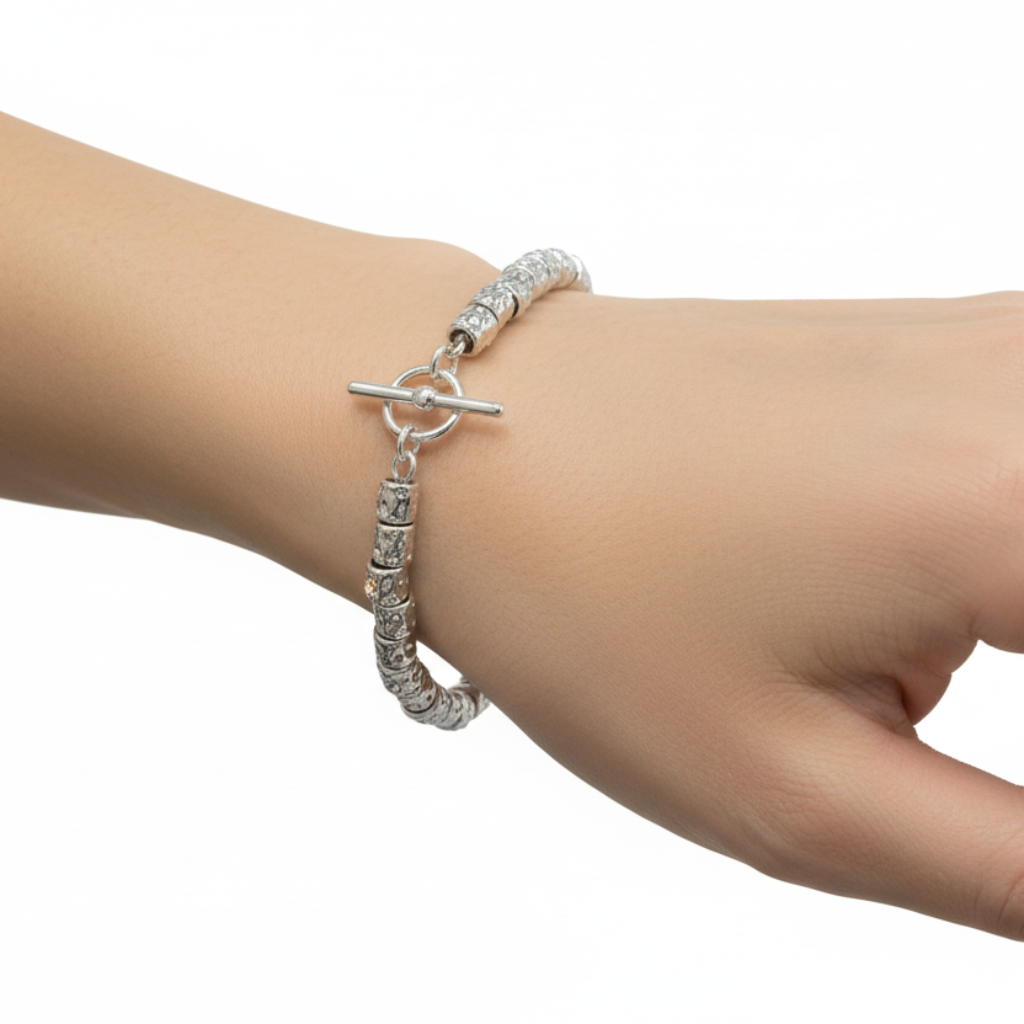 Primo piano delle pepite in argento 925 del bracciale unisex ArtMID, finitura lucida.