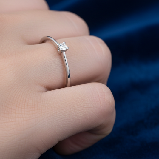 Anello solitario sottile in oro bianco 18kt con piccolo diamante naturale 0.03 carati ArtMID Gioielli