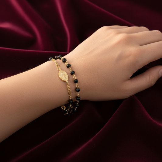 Dettaglio lavorazione pietre nere su rosario in oro 750 peso 2,80g su astuccio effetto onda.